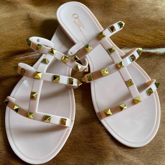 Nude Slides by Olivia F. (7.5) - Picture 2 of 5